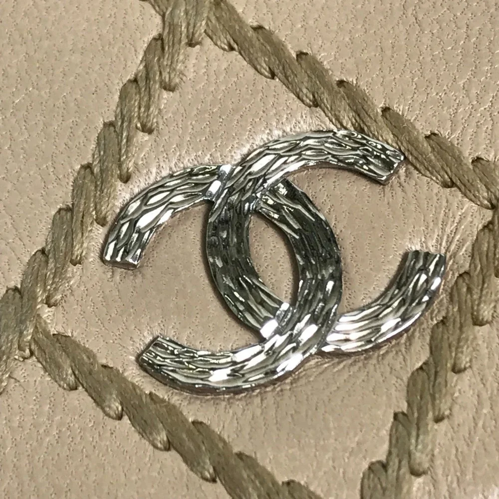 CHANEL Authentic Cream Wallet - Picture 6 of 16